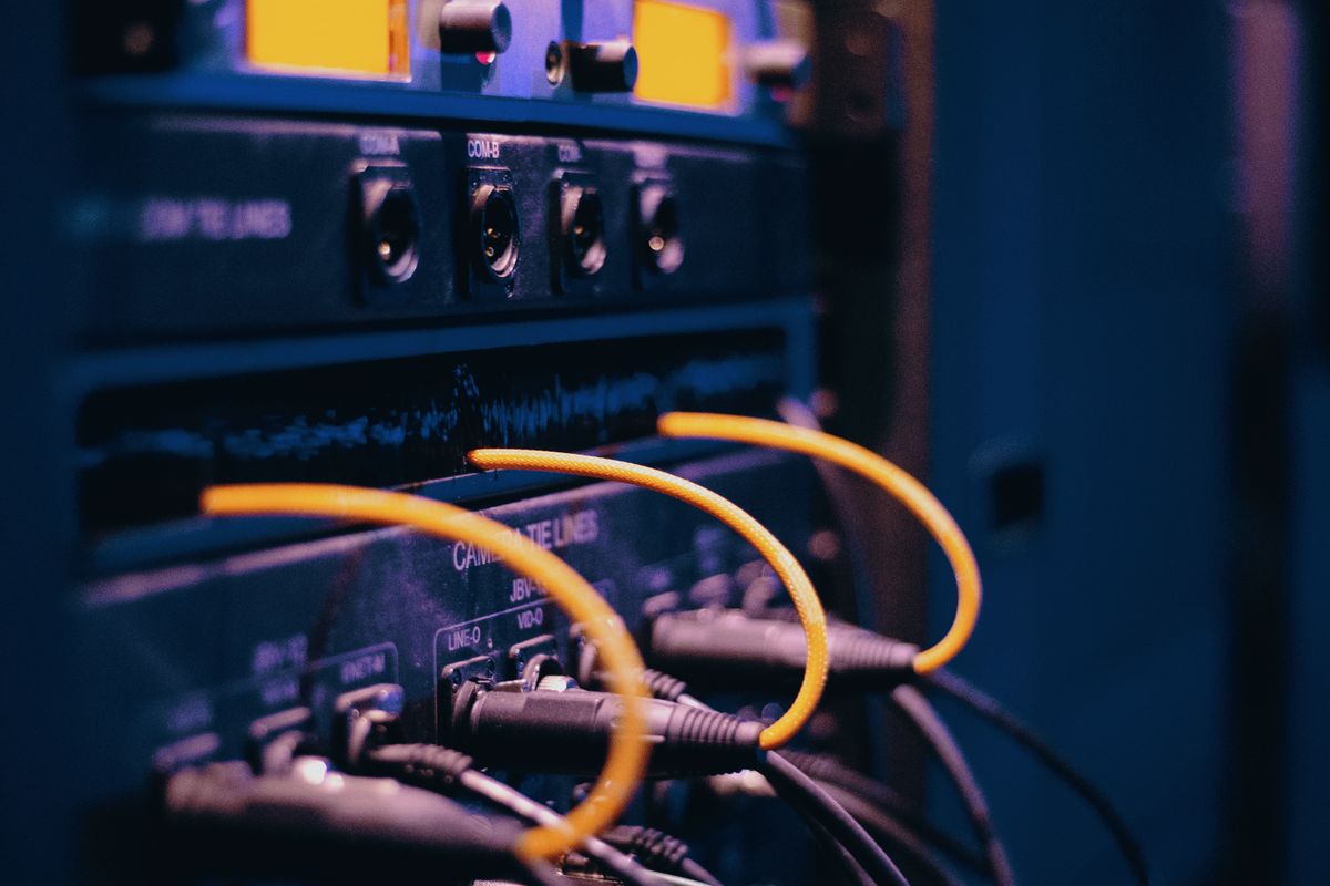 Network equipment and connected cables