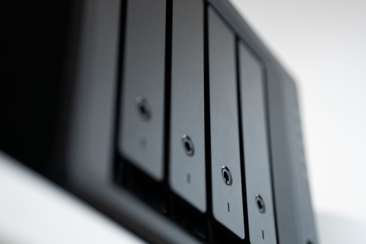 Data storage hardware with multiple drive bays